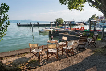 Kressbronn 0498-2015, Restauranttisch am Bootsverleih Bodanstras