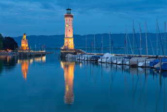 Lindau 1384-2015, Hafeneinfahrt mit Leuchtturm und Löwe bei Nac