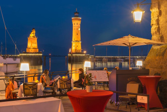 Lindau 1398-2015, Strassenrestaurant am Mangturm und Hafeneinfah