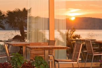 Mainau 1159-2014, Comturey-Keller mit Fensterspiegelung