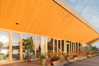 Mainau 1190-2014, Neuer Comturey-Keller mit Fensterspiegelung