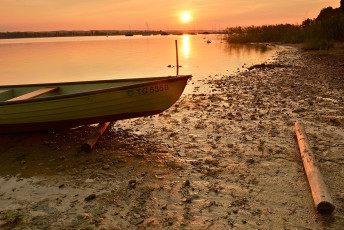 Mannenbach 0019-2013, Boot am Seeufer im Sonnenaufgang
