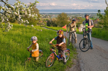 Markdorf 0395-2008, Familie mit Fahrrädern bei Möggenweiler