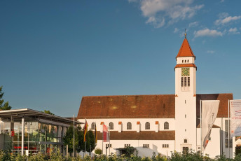 Meckenbeuren 0005-2014, Ortskern mit Kirche St Maria und Sparkas