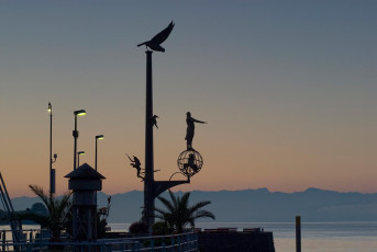 Meersburg 034-2007, Lenkfiguren an der Hafeneinfahrt