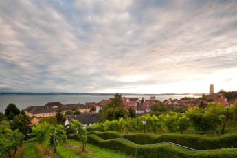 Meersburg 0492-2010, Blick vom Fürstenhäusle auf Burg und See