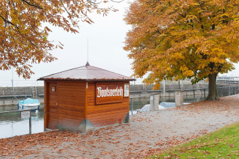 Meersburg 0747-2011, Bootsverleih am Hafen im Herbst