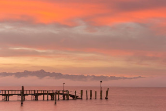 Meersburg 0971-2012, Steg an der Haltnau und Alpensilhouette im