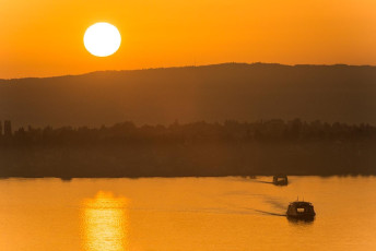 Meersburg 0991-2012, Fähren im Sonnenuntergang