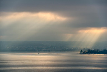 Meersburg 1012-2012, Lichtdurchbruch über dem See NICHT