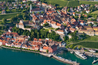 Meersburg 1374-2014, Luftaufnahme Altstadt und Hafen