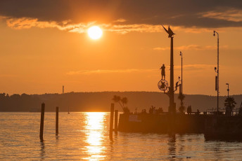 Meersburg 1403-2014, Lenksäule und Hafeneinfahrt im Sonnenunter