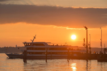 Meersburg 1408-2014, Schiff und Lenksäule im Sonnenuntergang