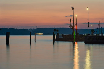 Meersburg 1425-2014, Lenksäule und Hafeneinfahrt im Abendrot