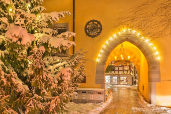 Meersburg 1432-2014, Beleuchteteter Weihnachtsbaum und Torbogen