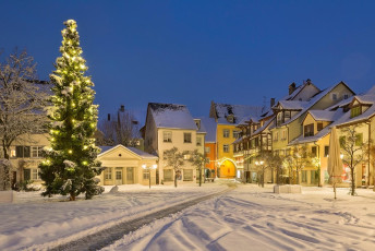 Meersburg 1437-2014, Verschneiter Schlossplatz mit Weihnachtsbel