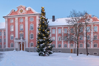 Meersburg 1477-2015, Verschneiter Schlossplatz und Schloss mit W