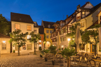 Meersburg 1517-2015, Schlossplatz bei Nacht