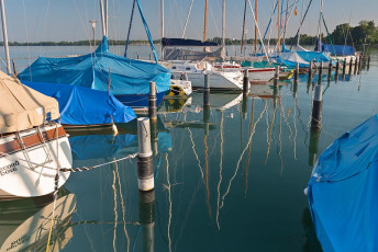 Nonnenhorn 0249-2013, Segelboote mit Spiegelungen im Hafen