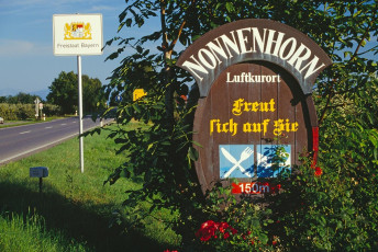 Nonnenhorn, Weinfass am Ortseingang