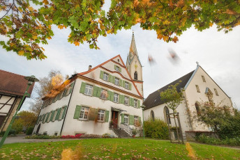 Oberteuringen 0065-2014, Dorfkirche St Martin im Herbst