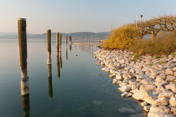 Radolfzell 0169-2011, Hafenmole und Dalben im Morgenlicht
