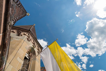 Radolfzell 0369-2015, Fahne auf dem Münsterturm