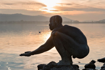 Radolfzell 0451-2015, Silhouette Kunstwerk El Nino am Ufer
