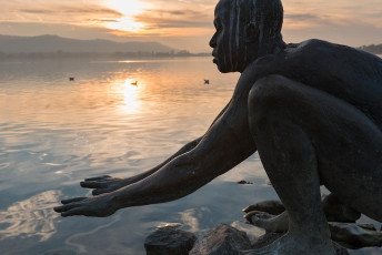 Radolfzell 0455-2015, Silhouette Kunstwerk El Nino am Ufer