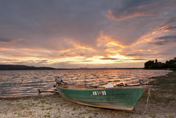 Reichenau 0376-2011, Boot und Abendwolken am Ufer von Sandseele