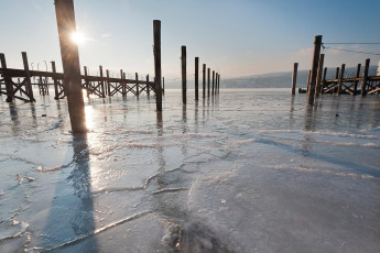 Reichenau 0404-2012, Vereister Hafen von Mittelzell im Gegenlich