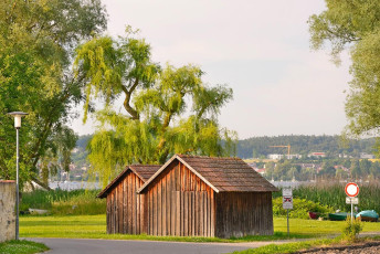 Reichenau 0670-2013, Alte Schuppen vor Weiden in Mittelzell