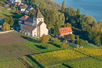 Reichenau 0750-2013, Luftaufnahme Kirche St Georg Oberzell im He