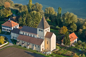 Reichenau 0755-2013, Luftaufnahme Kirche St Georg Oberzell im He