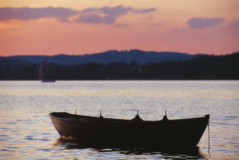 Reichenau, Boot bei Unterzell im Abendrot 01