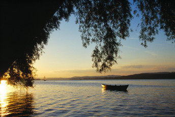 Reichenau, Boot bei Unterzell im Abendrot 02
