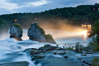 Schaffhausen 0047-2011, Felsen im Rheinfall bei Nacht