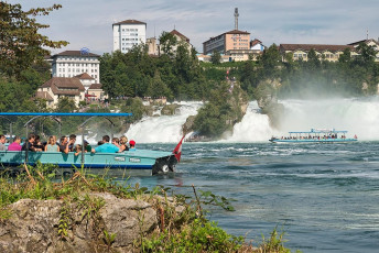 Schaffhausen 0068-2014, Touristenboot vor dem Rheinfall
