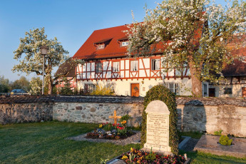 Seefelden 0032-2011, Kirchhof und Gehöft im Dorfkern