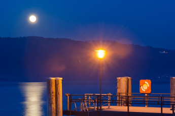 Sipplingen 0397-2012, Vollmond über der Schiffslände