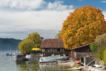 Sipplingen 0803-2015, Ufer mit Bootshaus am Jachthafen im Herbst