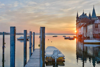 Steckborn 0121-2014, Bootssteg, Boote und Turmhof bei Sonnenaufg