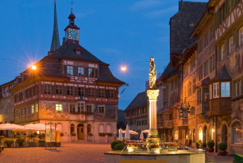 Stein am Rhein 006-2006, Rathausplatz mit Brunnen bei Nacht