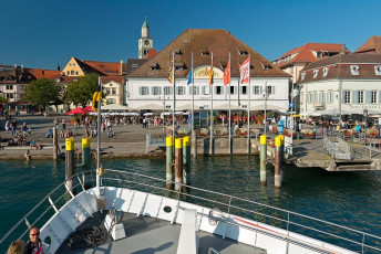 Überlingen 1495-2012, Ablegendes Schiff vor Landungsplatz und G