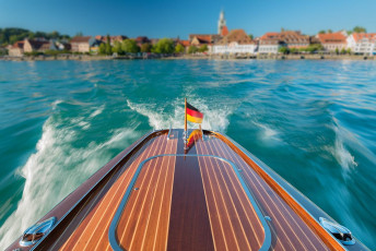 Überlingen 1511-2012, Motorboot in Fahrt vor der Stadtkulisse
