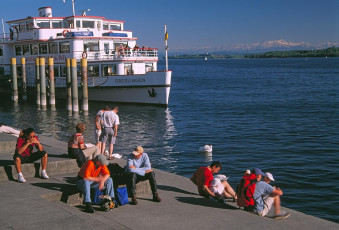 Überlingen, Promenade und Alpen im Frühling