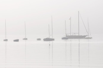 Unteruhldingen 284-2008, Ankernde Boote im Herbstnebel