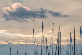 Unteruhldingen 0553-2014, Segelmasten vor Abendwolken