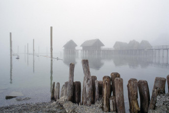 Unteruhldingen, Pfahlbauten im Nebel