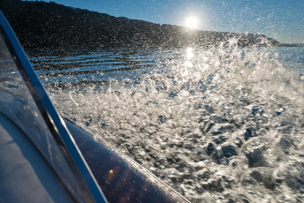 Wallhausen 0043-2012, Motorboot in Fahrt vor dem Bodanrück